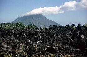 Gunung Gamalama und alter Lavafluss Batu Angus