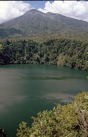 Ternate: Kratersee Tolire Besar unterhalb des Gunung Gamalama