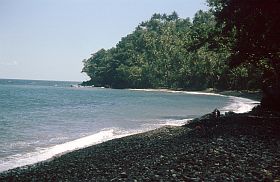 Ternate: Strand an der Westkste