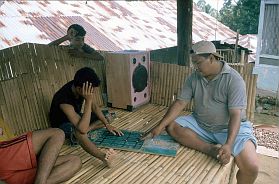 Ternate: Leute beim Spiel im Bergdorf Farmadihahi