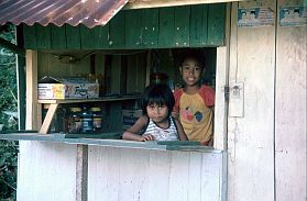 Am Hang des Gamalama: kleiner Laden mit Kindern