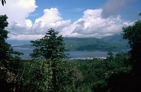 Am Hang des Gamalama, Blick auf Ternate City und Tidore im Hintergrund