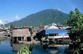 Ternate City: Huser in der Nhe des Marktes