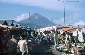 Ternate City: Markt, im Hintergrund Gunung Kiematubu, Tidore