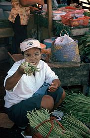 Ternate: Markt - Frau mit 'langen Bohnen'