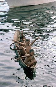 Ternate City: Kinder im Boot