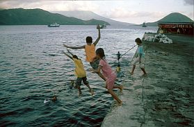 Ternate City: Kinder springen ins Hafenbecken