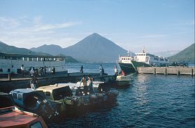 Hafen von Ternate/Bastiong mit Speedboats