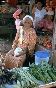 Tidore: Markt bei Dowora, Frau mit 'langen Bohnen'
