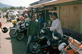 Tidore: Markt bei Dowora, Ojeks (Motorradtaxis)