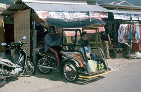 Tidore: Markt bei Dowora, Motorrad-Rikscha