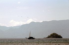 Tidore: vorgelagerte kleine Insel, im Hintergrund Halmahera