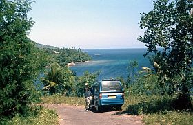 Tidore: Unser Bemo mit Blick auf Kste bei Rum