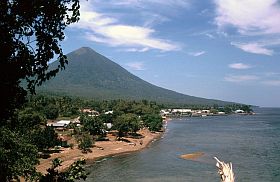 Tidore: Blick auf Rum und die Insel Maitara