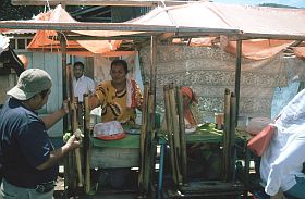 Tidore: Stand mit in Bambusrhren gegartem Reis