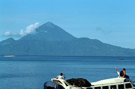 Sidangoli: Speedboat, im Hintergrund Tidore