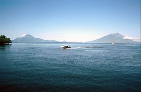 Sidangoli: Speedboat, im Hintergrund Tidore und Ternate