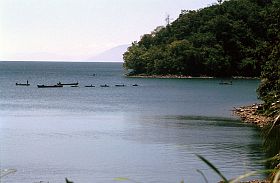 Halmahera: Bucht mit Fischerbooten