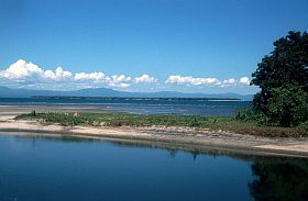 Halmahera: Bucht und Insel Bobale