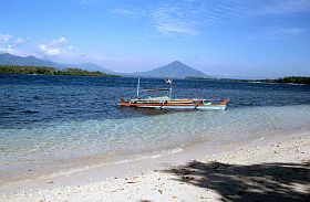 Tobelo: Vorgelagerte Inseln mit Boot