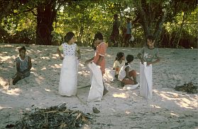 Insel Takalaya: Kinder beim Sackhpfen