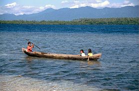 Insel Takalaya: Kinder im Boot