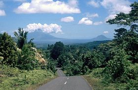 Strae vor Sidangoli, im Hintergrund Ternate und Hiri