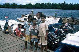 Sidangoli: Kinder im Speedboat-Hafen