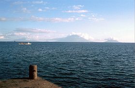 Jailolo: Blick von der Hafenmole auf Tidore, Ternate und Hiri