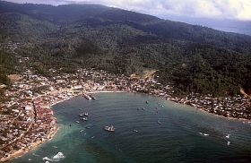Luftbild von Sanana, der Hauptstadt der Sula-Inseln