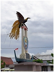 Denkmal mit Groem Paradiesvogel
