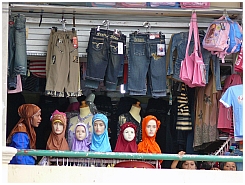 Dobo: Laden im Marktgebude