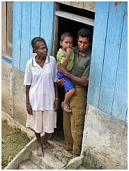 Dorf Waifual: Die Schulleiterin mit Mann und Kind