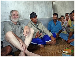 Dorf Lang Halau: Mnnerrunde im Haus des Brgermeisters