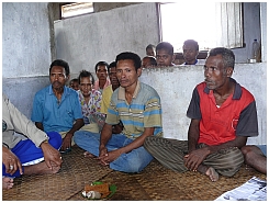 Dorf Lang Halau: Mnnerrunde im Haus des Brgermeisters