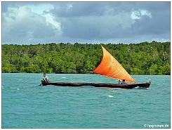 Insel Kola: Segelboot vor Dschungel
