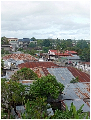 Blick aus dem Hotelfenster auf Wellblechdcher von Langgur