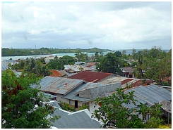 Blick aus dem Hotelfenster auf Wellblechdcher von Langgur