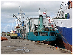 Tual: Schiffe im Hafen