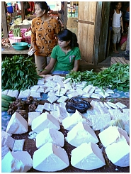 Auf dem Markt in Tual: Maniokverkauf