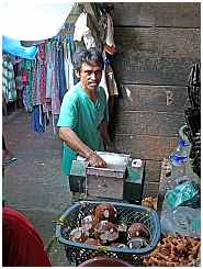 Auf dem Markt in Tual: Mann mit Kopramhle