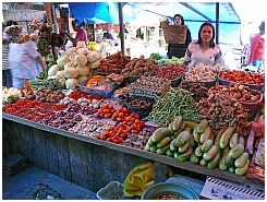 Auf dem Markt in Tual: Gemsestand