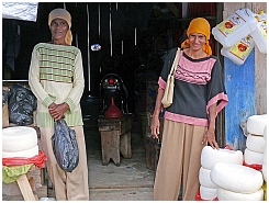 Auf dem Markt in Tual: Maniokverkauf