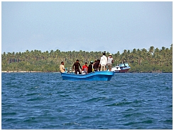 Taxiboot auf dem Weg nach Dobo