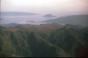 Blick aus dem Flugzeug: Rechts im Hintergrund die Insel Ternate, davor der Eingang der Bucht von Kalabahi