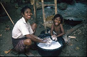 Frau und Mdchen beim Kneten von Maniok in Lewo Lang