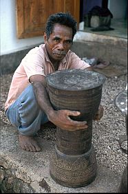 Mann mit Bronzetrommel in Alor Kecil