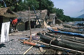 Fischerhtten und Boote am Strand von Kokar