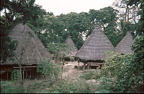 traditionelle Huser in Monbang