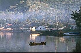 Morgennebel im Hafen von Kalabahi